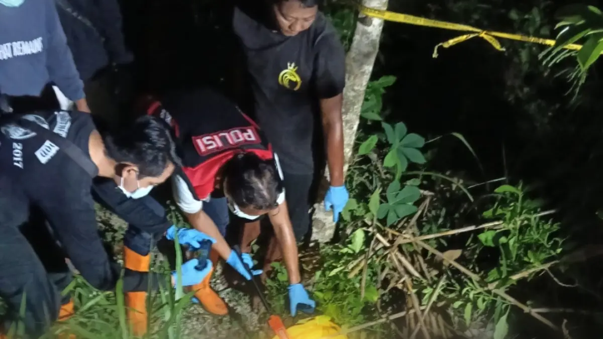 POLSEK SEDAN UNTUK RADAR KUDUS




OLAH TKP: Para petugas dari Polres Rembang menggelar olah TKP penemuan mayat di Gandrirojo, Sedan, Rabu malam (29/4).