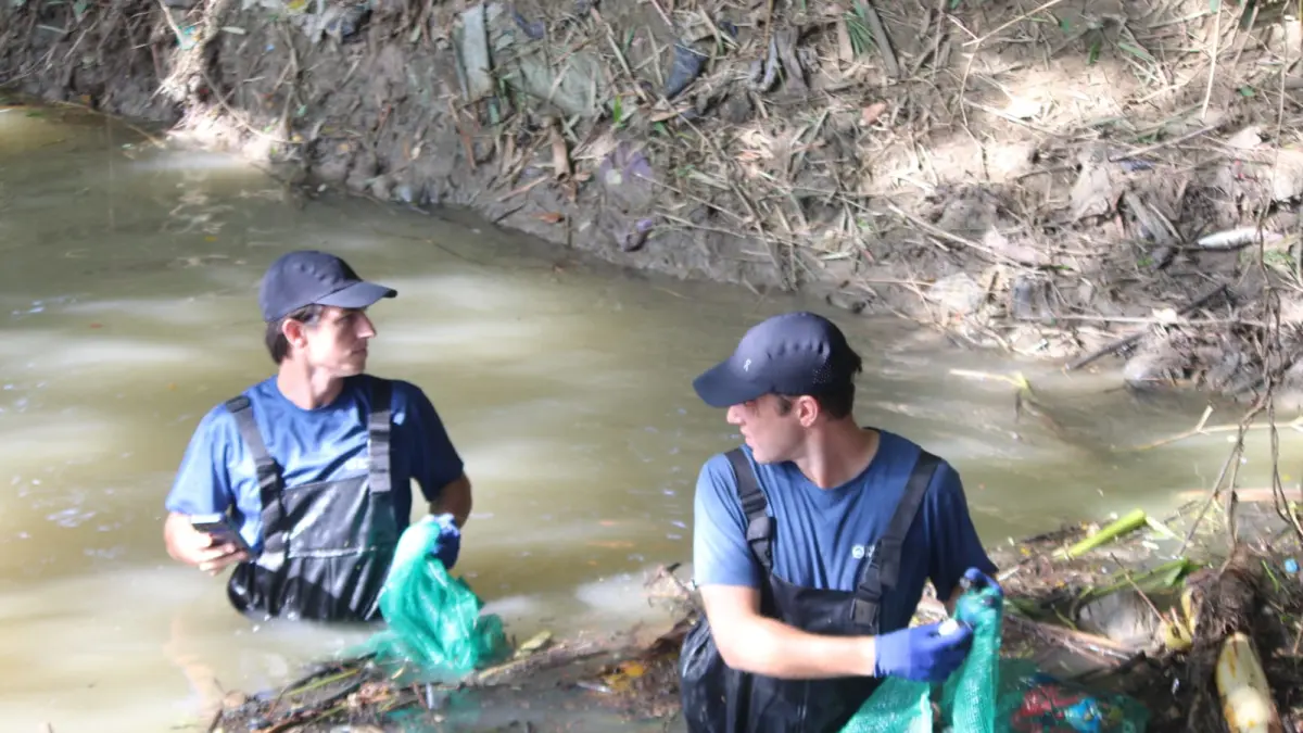RUN FOR RIVERS: Sam dan Gary saat melakukan bersih Sungai Jajar Lama di Desa Kramat Kecamatan Penawangan.