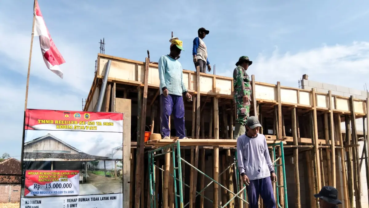 Satgas TMMD Reguler Kodim Pati bersama warga menyelesaikan renovasi RTLH di Desa Godo Kecamatan Winong. (SATGAS TMMD REGULER KODIM PATI)