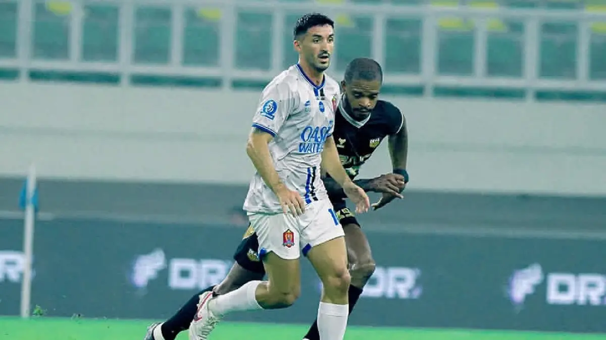 SENGIT: Borja Martinez tengah berupaya menerobos benteng pertahanan Dewa United, pada Rabu (29/4). (INSTAGRAM PERSIJAP JEPARA)