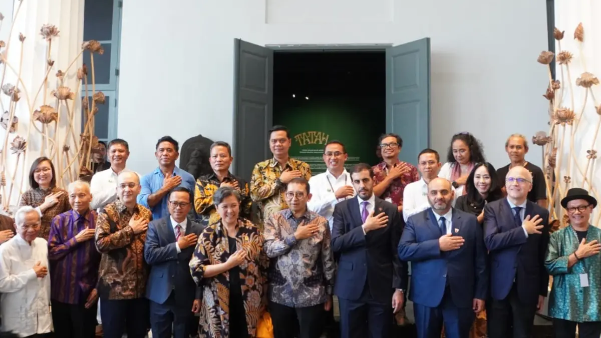 SINERGIS: Sejumlah Kedubes negara sahabat, para tokoh nasional dan seniman, berfoto bersama usai pembukaan pameran pada Rabu (29/4). (DISKOMINFO JEPARA UNTUK RADAR KUDUS)