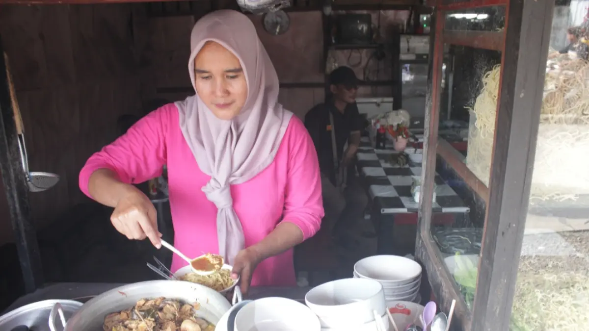 SUMRINGAH: Alfiyatun, istri dari Muhammad Anas tak menyangka jika mendapatkan hadiah undian satu petak kios, saat prosesi perpindahan pedagang Pasar Bangsri, pada Rabu (29/4). (FIKRI THOHARUDIN/RADAR KUDUS)