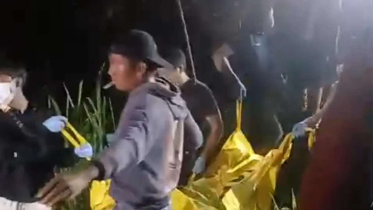 TANGKAPAN LAYAR/RADAR KUDUS

EVAKUASI: Evakuasi jenazah pria ditemukan di lokasi bekas tambang di Gandrirojo, Sedan, kemarin malam.