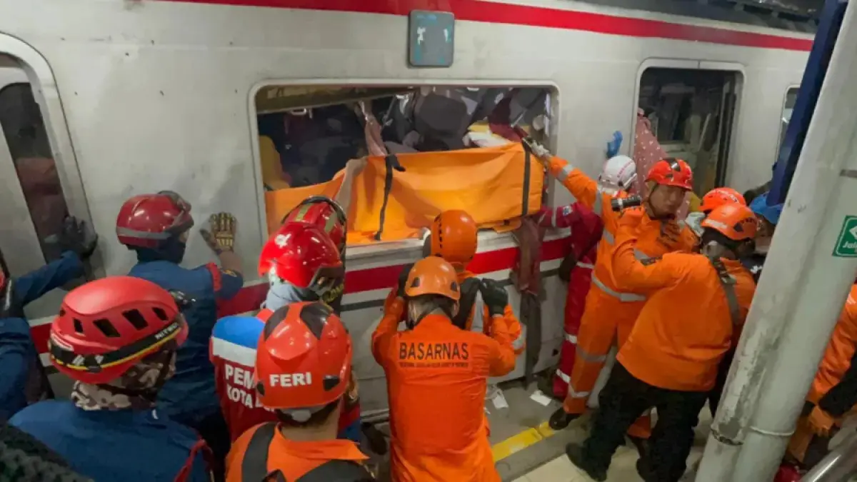 Tim Basarnas melakukan evakuasi korban kecelakaan KA Argo Bromo Anggrek dan KRL di Stasiun Bekasi TImur. (Basarnas)