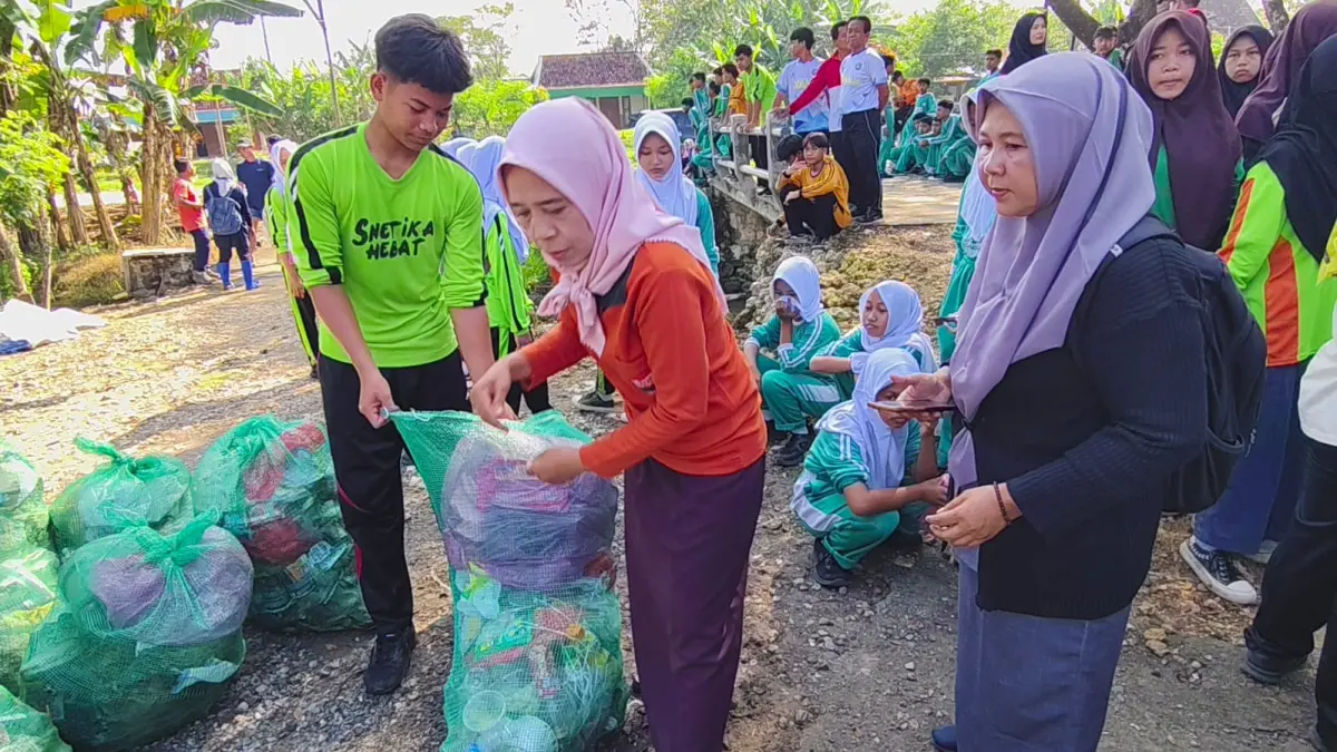 TIMBANG SAMPAH – Siswa SMP N 3 Karangrayung dan MTs Yasemi Karangrayung sedang menimbang sampah anorganik dari hasil pencarian sekitar sungai Jajar Lama Desa Kramat, Kecamatan Penawangan diserahkan kepada Sungai Watch. 