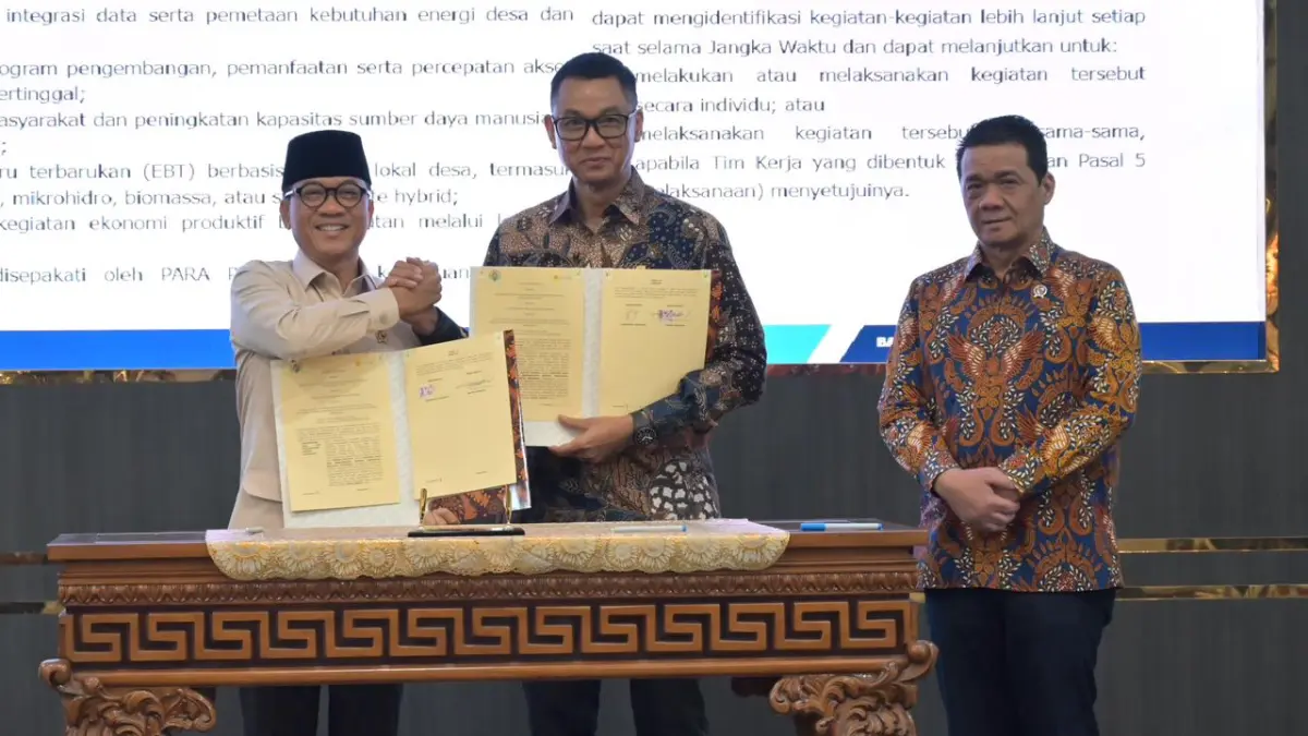 KERJA SAMA: Penandatanganan Memorandum of Understanding (MoU) oleh Menteri Desa dan Pembangunan Daerah Tertinggal, Yandri Susanto (kiri) dan Direktur Utama PLN, Darmawan Prasodjo (tengah), disaksikan oleh Wakil Menteri Desa dan Pembangunan Daerah Tertinggal, Ahmad Riza Patria (kanan). Melalui kolaborasi ini, kedua belah pihak mendorong pemetaan kebutuhan energi secara lebih presisi, percepatan akses listrik di wilayah yang masih terbatas, pemanfaatan listrik untuk kegiatan ekonomi produktif, hingga pengembangan energi baru terbarukan (EBT) berbasis potensi lokal guna mewujudkan kemandirian desa.