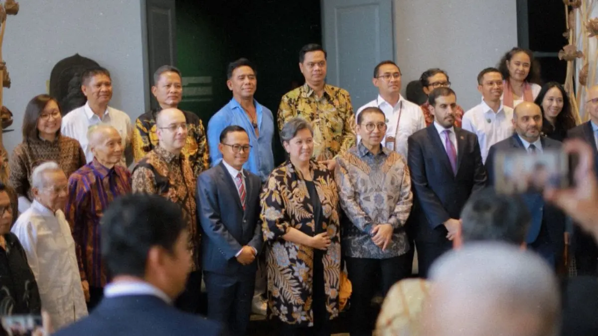 KOLABORASI: Menteri Kebudayaan RI Fadli Zon bersama jajaran Kementerian Kebudayaan RI, Bupati Jepara Witiarso Utomo, HIMKI DPD Jepara Raya, Direktur Pelaksana Veronica Rompies, para kurator, serta sebelas seniman berfoto bersama dalam pembukaan pameran seni ukir Jepara bertajuk “TATAH”. Turut hadir Wakil Ketua MPR RI Lestari Moerdijat, Wakil Menteri Ekonomi Kreatif RI Irene Umar, serta sejumlah duta besar dan tamu undangan.