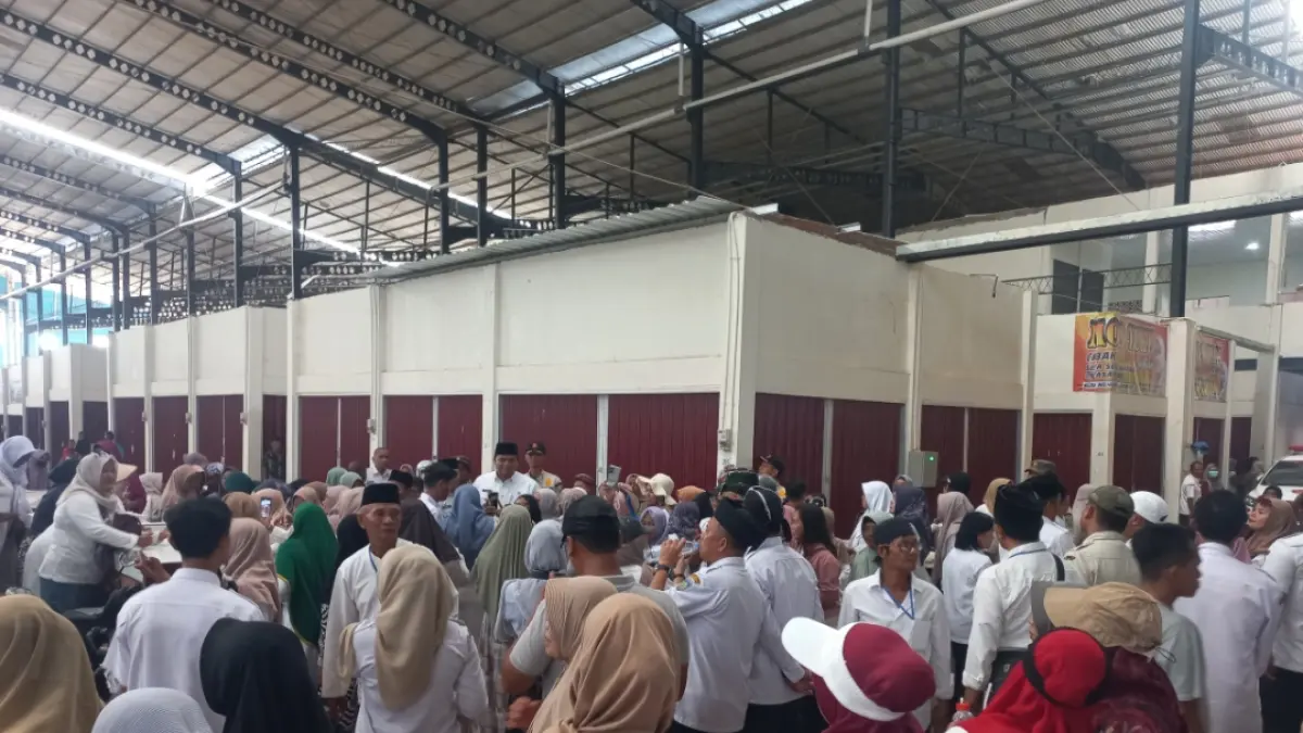 ALHAMDULILLAH: Wakil Bupati Jepara bersama ribuan pedagang saat boyongan dari pasar lama ke Pasar Bangsri baru. 