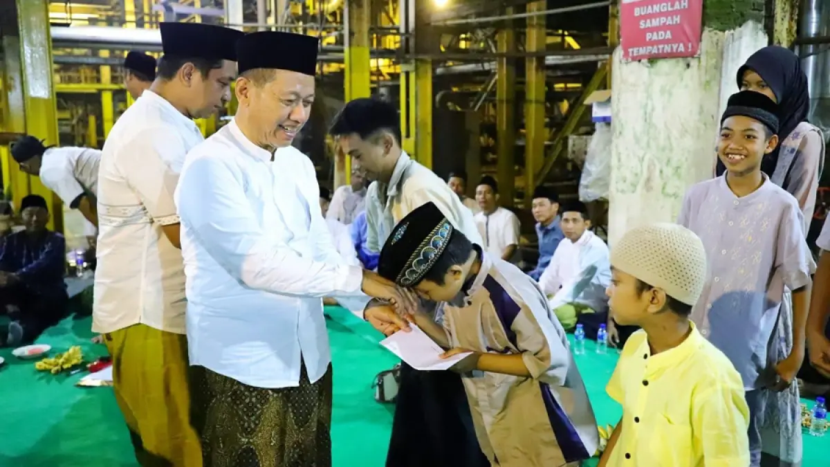 BERI SANTUNAN: Bupati Kudus Sam