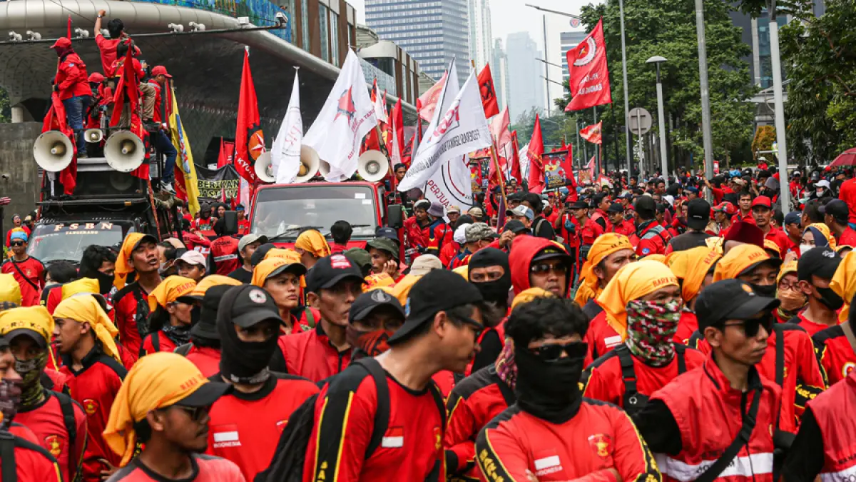 Ilustrasi Massa Buruh dari berbagai elemen melakukan aksi unjuk rasa untuk memperingati Hari Buruh atau May Day di Jakarta.