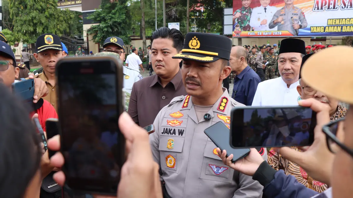 Kapolresta Pati Kombes Pol Jaka Wahyudi saat memberikan keterangan kepada wartawan dalam kegiatan apel Sabuk Kamtibmas di halaman Mapolresta Pati. (HUMAS POLRESTA PATI)