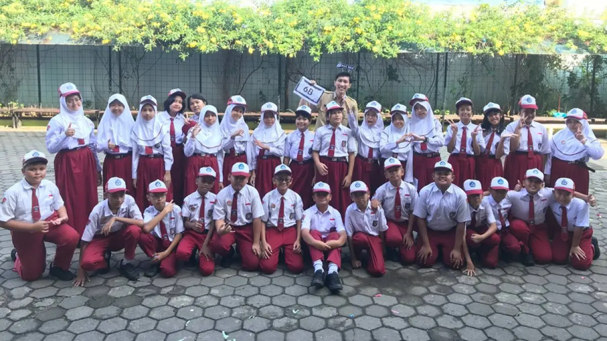 KEBERSAMAAN: Guru dan siswa SD 1 Barongan Kudus memperlihatkan kebersamaan saat foto bareng baru-baru ini. (INDAH SUSANTI/RADAR KUDUS)
