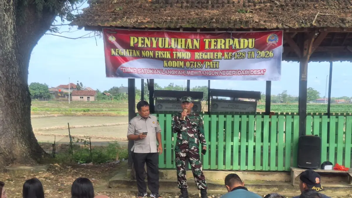 Kegiatan penyuluhan pengembangan usaha pertanian kepada sejumlah masyarakat Desa Godo Kecamatan Winong di sela program fisik TMMD Reguler ke-128 Kodim 0718/Pati. (SATGAS TMMD REGULER KODIM PATI)