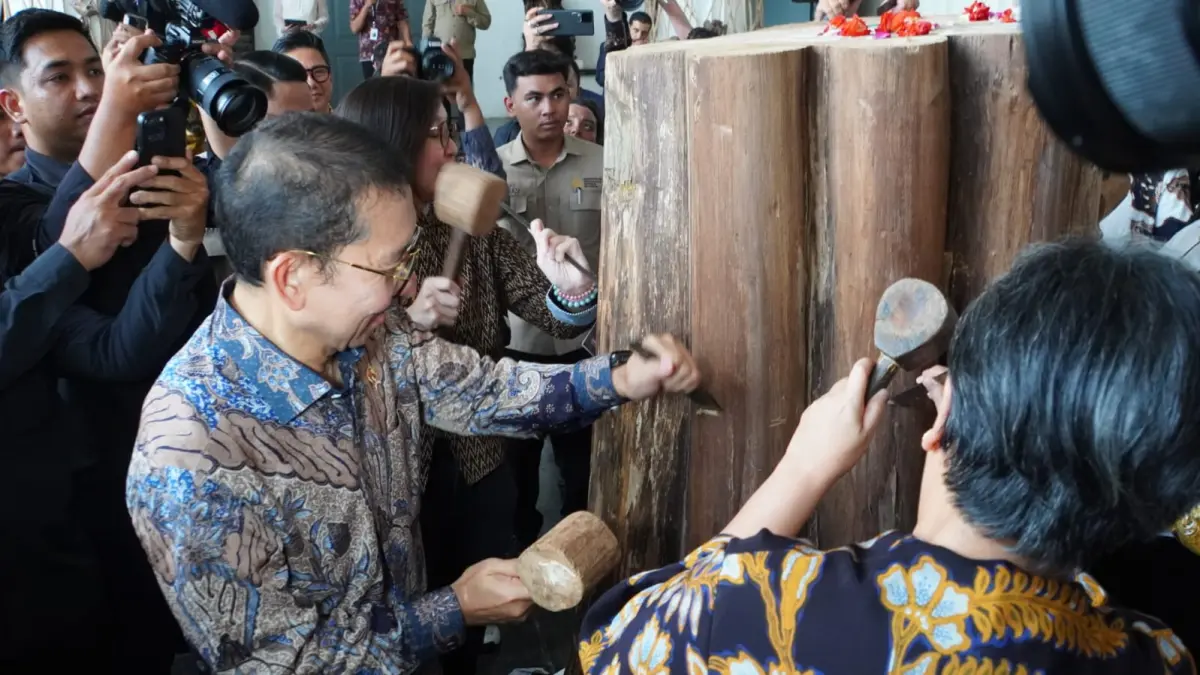 MBAKALI:  Menteri Kebudayaan Fadli Zon memahat kayu yang akan diteruskan para seniman menjadi karya macan kurung. 