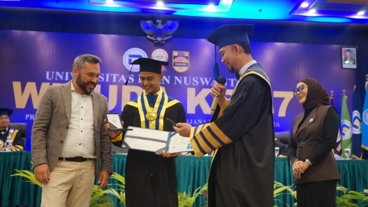 Momen Haru Pratama Arhan Raih Gelar Sarjana Manajemen