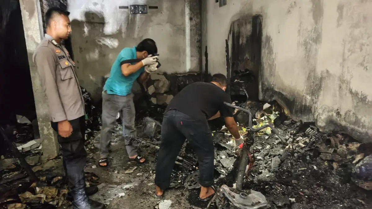 OLAH TKP: Tim Inafis Polres Grobogan saat melakukan olah TKP di lokasi kebakaran.