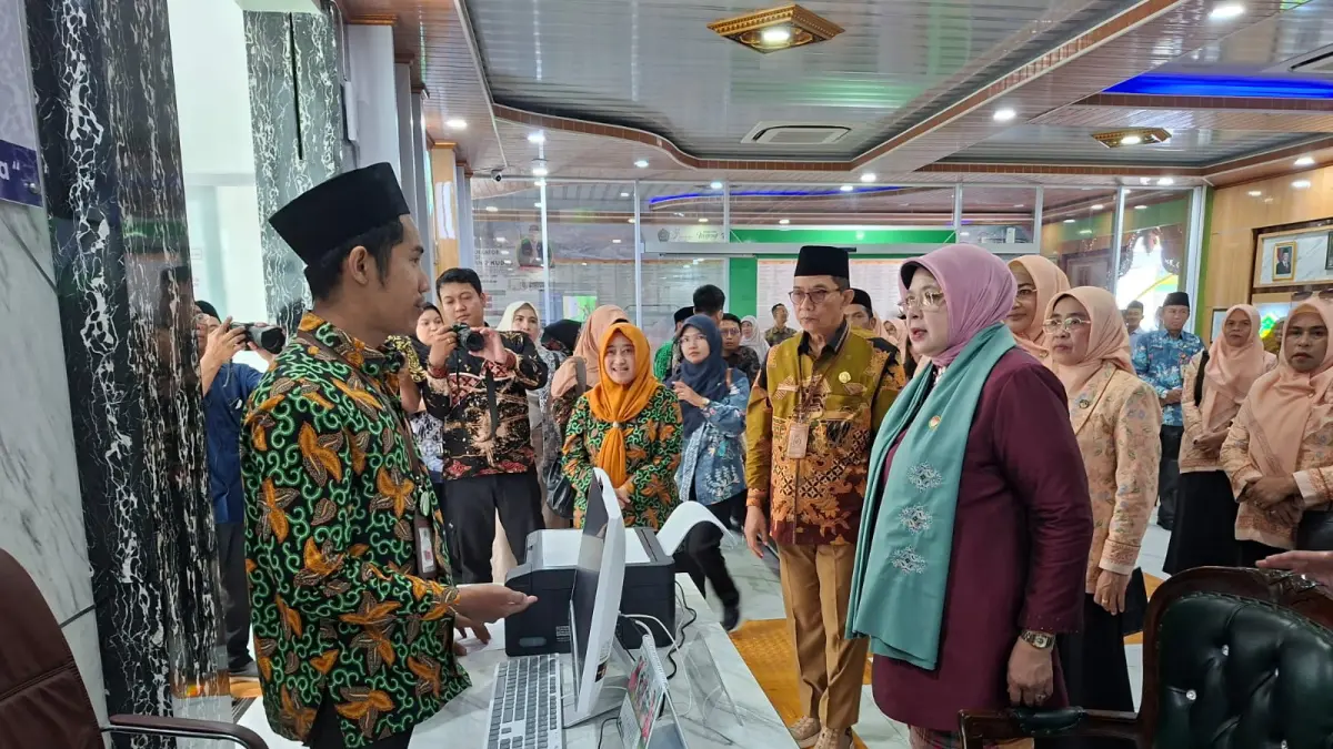 
RESMI: Bunda Inklusi Kementerian Agama RI, Helmi Nasaruddin Umar menandatangani MOU dan meresmikan ULD di MAN 2 Kudus, Rabu (29/4). (ANDIKA TRISNA SAPUTRA/RADAR KUDUS)
