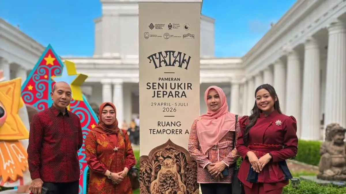 SAKRAL: Eka Fitri Suryani (paling kenan) bersama Kepala OPD dai Pemkab Jepara di depan suasana pembukaan pameran seni ukir Jepara “TATAH” di halaman Museum Nasional Indonesia, Selasa (29/4/2026).