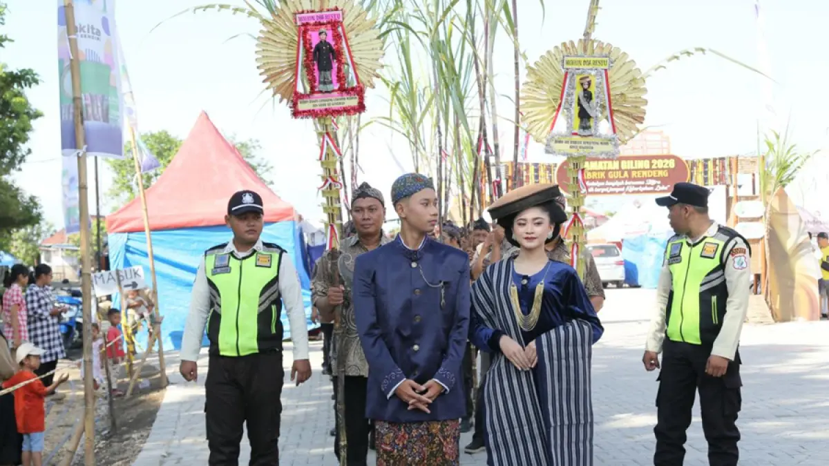 SAKRAL: Sejumlah peserta mengikuti tradisi Manten Tebu di PG Rendeng, Kudus. (GALIH ERLAMBANG W/ RADAR KUDUS)