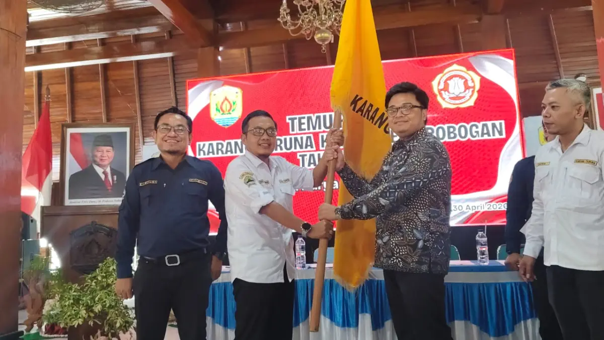 SERAHKAN PATAKA – Rizky Bintang Fauzi (kiri) Ketua Karang Taruna Grobogan periode 2026-2031 menerima bendera pataka dari pengurus provinsi Jawa Tengah dalam acara Temu Karya Karang Taruna Kabupaten Grobogan di Pendopo, Kamis (30/4). 