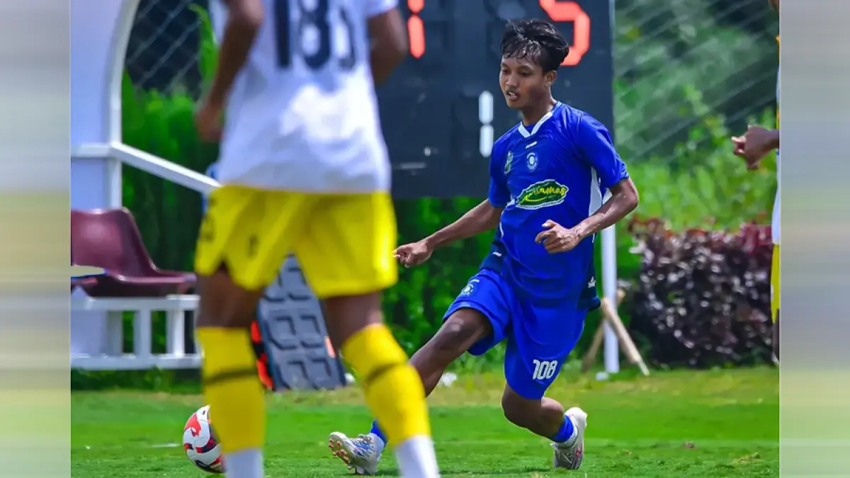 TAK TERGESER: Pemain EPA Persiku M. Arrafi Bima (biru) berusaha melewati pemain EPA Barito Putera. (EPA PERSIKU UNTUK RADAR KUDUS)