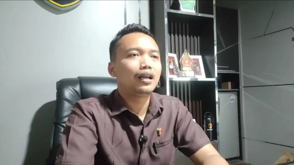 KETERANGAN PERS: Kasat Reskrim Polres Rembang, Iptu AKP Alva Zakya Akbar memberi keterangan pers kasus pembunuhan di Gandrirojo Sedan kemarin. (TANGKAPAN LAYAR/RADAR KUDUS)
