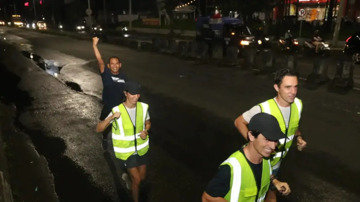 Tiga pelari asal Prancis, Gary, Sam dan Kelly Bencheghib didampingi Direktur Radar Semarang Baehaqi saat masuk Kota Semarang. (NUR CHAMIM/JAWA POS RADAR SEMARANG)