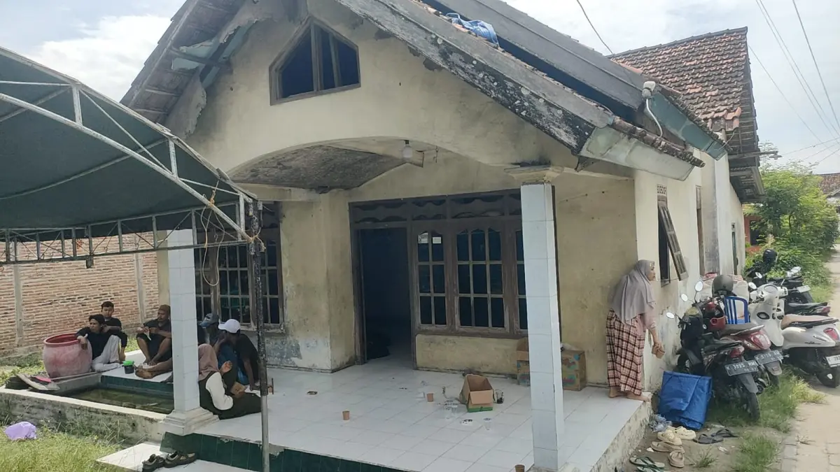 BERDUKA: Suasana duka tampak di kediaman Dafa Maulana F di Desa Tegalmulyo, Kragan, Kamis pagi (30/4). (WISNU AJI/RADAR KUDUS)