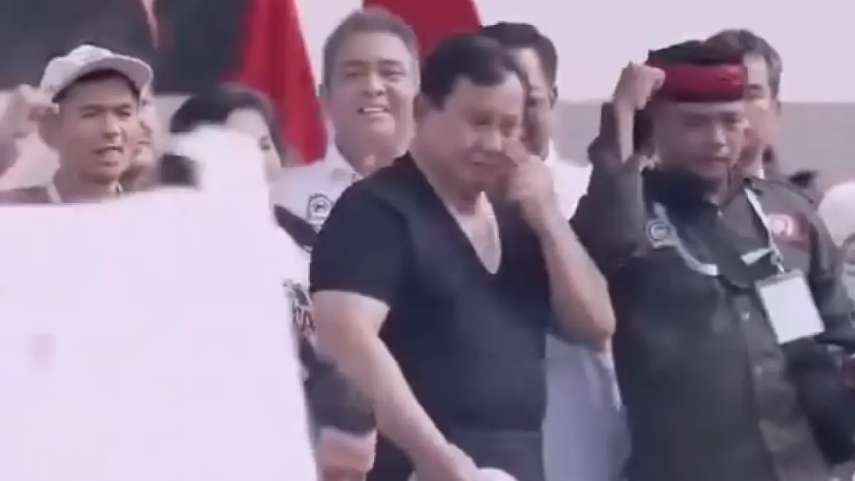Aksi Presiden Prabowo Lepas Baju Safari di Hadapan Ribuan Buruh Saat May Day 2026 (tangkapan layar)