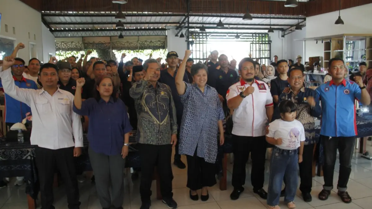 ANTUSIAS: Wakil Ketua MPR RI Lestari Moerdijat serta Perwakilan DRPD Jepara dan para buruh di Jepara berdiskusi bersama dalam momen hari buruh pada Jumat (1/5).&nbsp;(FIKRI THOHARUDIN/RADAR KUDUS)
