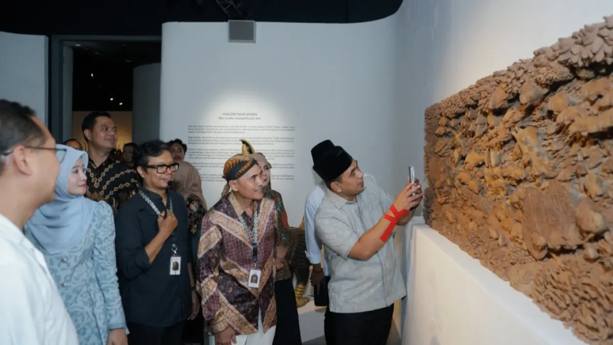 DETAIL TINGKAT TINGGI: Wagub Provinsi Jawa Tengah Taj Yasin melihat detail karya seputar biota laut. (KOMINFO JEPARA UNTUK RADAR KUDUS)