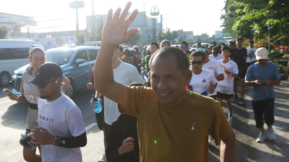 Direktur Jawa Pos Radar Semarang Baehaqi mengikuti Fun Run 5K, sebagai bentuk kampanye kebersihan sungai dan lingkungan, Jumat (1/5) pagi. (NUR CHAMIM/JAWA POS RADAR SEMARANG)