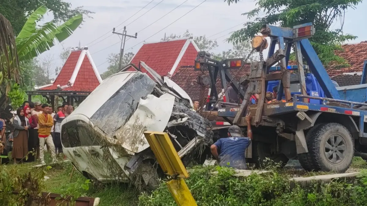 EVAKUASI: Kendaraan yang tertempel KA Argo Bromo Anggrek di Desa Sidorejo Kecamatan Pulokulon. (SIROJUL MUNIR)