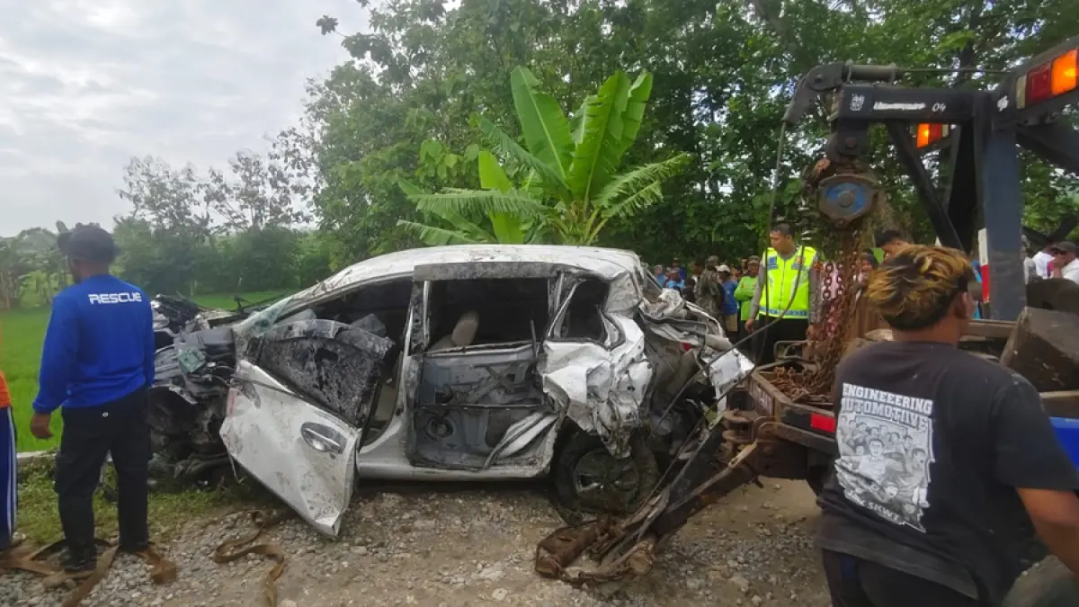 EVAKUASI: Kendaraan yang tertempel KA Argo Bromo Anggrek di Desa Sidorejo Kecamatan Pulokulon. (SIROJUL MUNIR/RADAR KUDUS)