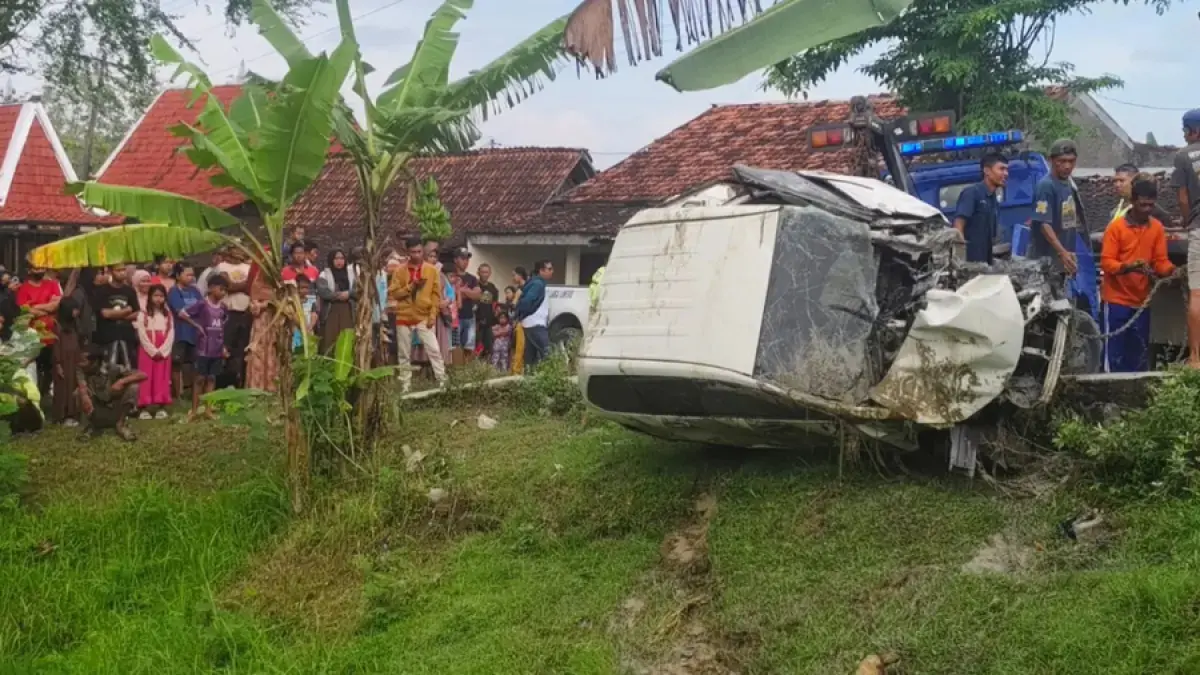 EVAKUASI: Mobil yang tertempel KA Argo Bromo Anggrek dievakuasi. (SIROJUL MUNIR/RADAR KUDUS)