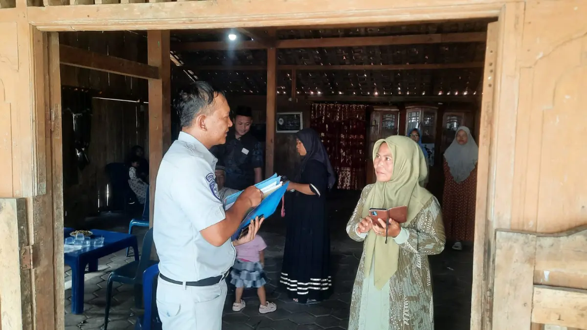 MENYAMBANGI: Kepala Kantor Pelayanan Jasa Raharja Demak, Agis Arsan Saputra saat mengumpulkan berkas di keluarga korban.