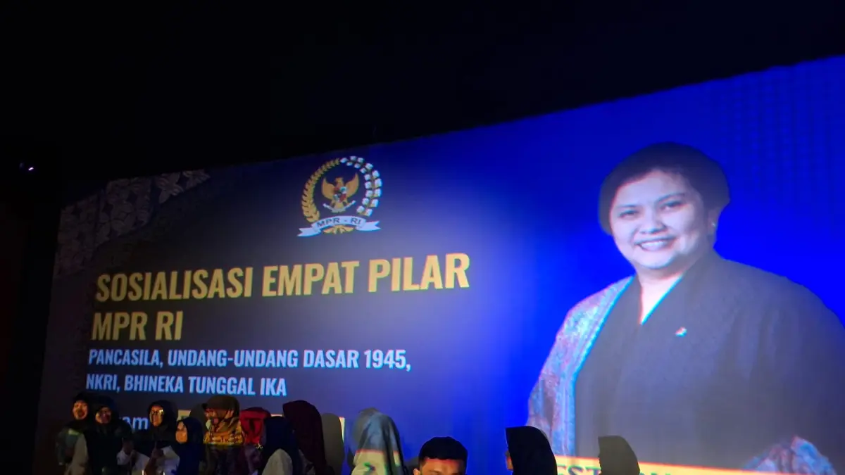 NOBAR: Wakil Ketua MPR RI Lestari Moerdijat menyosialisasikannempat pilar dengan cara menonton film bareng di Bioskop NSC Kudus, Kamis (30/4). (ANDIKA TRISNA SAPUTRA/RADAR KUDUS)