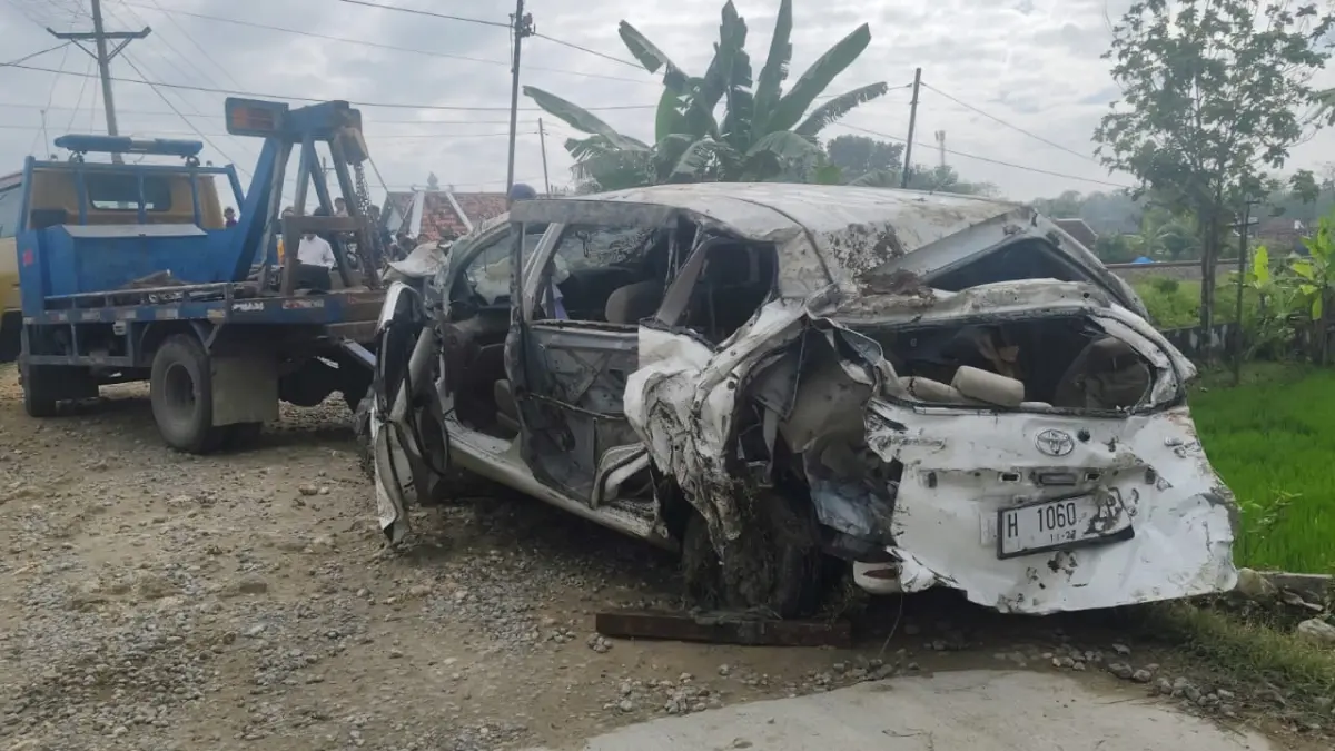 RINGSEK – Kondisi Mobil Avanza putih dengan Nomor Polisi 1060 KZ ringsek setelah ditabrak oleh KA Agro Bromo Anggrek relasi Gambir Surabaya mengakibatkan empat korban meninggal  di perlintasan tanpa palang di Desa Tuko, Kecamatan Pulokulon. 