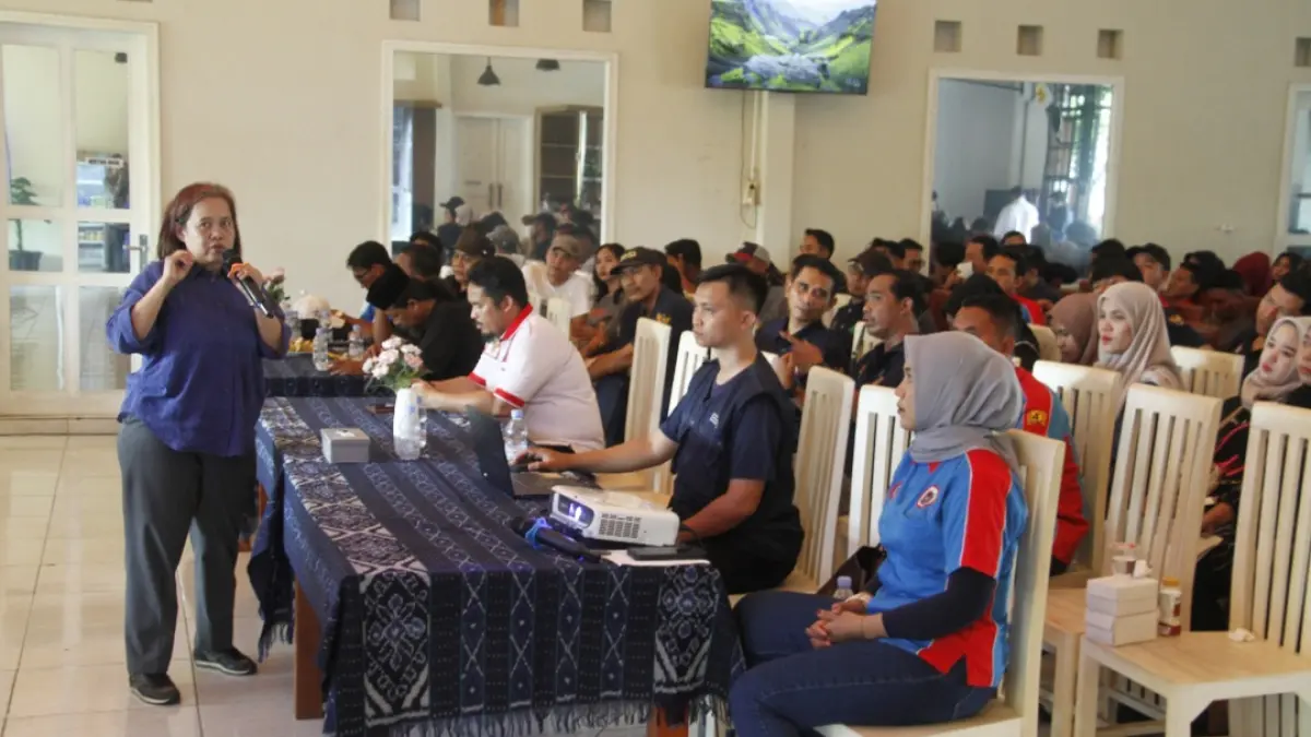 SATU PERSEPSI: Ratusan buruh ikuti diskusi terkait hak-hak pekerja dalam acara sosialisasi Empat Pilar MPR RI, forum ini juga dengan peringatan hari buruh pada Jumat (1/5). (FIKRI THOHARUDIN/RADAR KUDUS)