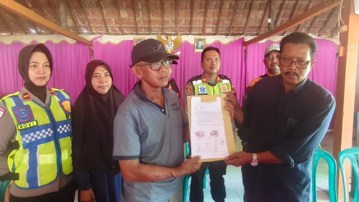 SEPAKAT – Kepala Desa Sidorejo Kusni dan Kepala Desa Tuko Suparmin sepakat bersama untuk membantu pintu palang KAI yang disaksikan dari KAI , Satlantas, Kecamatan dan Dishub Grobogan di balai desa Sukorejo, Jumat (1/5).