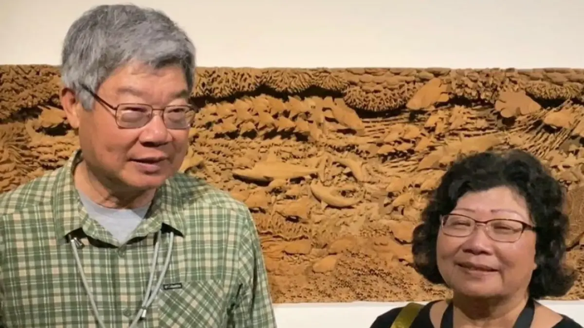 TERPUKAU: Pasangan wisatawan asal Taiwan, He Ling Lee dan Fu Ling Lee tengah berkunjung ke Museum Nasional Indonesia, menyaksikan magnus opus karya para seniman dan maestro ukir dari Jepara.&nbsp;(KOMINFO JEPARA UNTUK RADAR KUDUS)