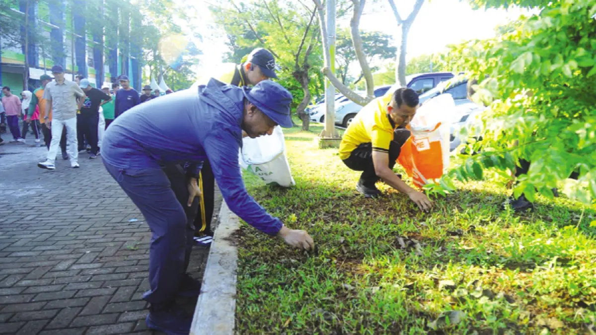 TURUN LANGSUNG: Bupati Kudus Sam’ani Intakoris ikut bersih-bersih di Balai Jagong Kudus saat peringatan Hari Buruh Internasional kemarin. (DISKOMINFO KUDUS UNTUK RADAR KUDUS)