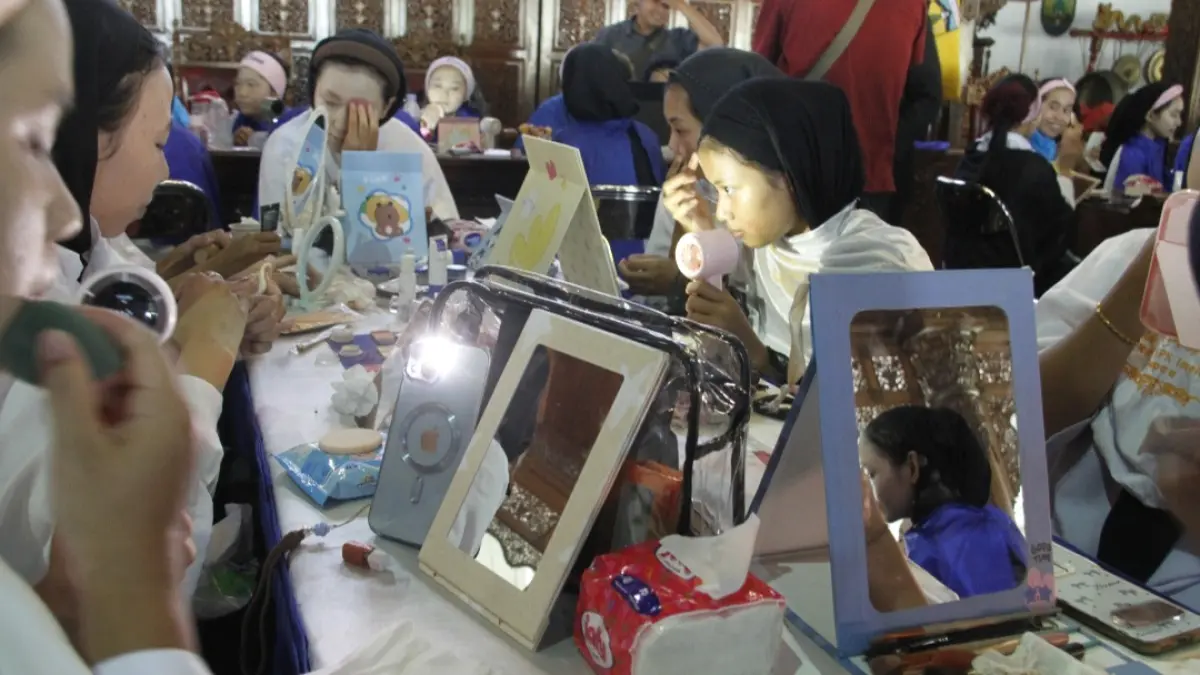 ANTUSIAS: Para peserta pelatihan tengah mengikuti tahap demi tahap makeup, pada Sabtu (2/5).&nbsp;(FIKRI THOHARUDIN/RADAR KUDUS)