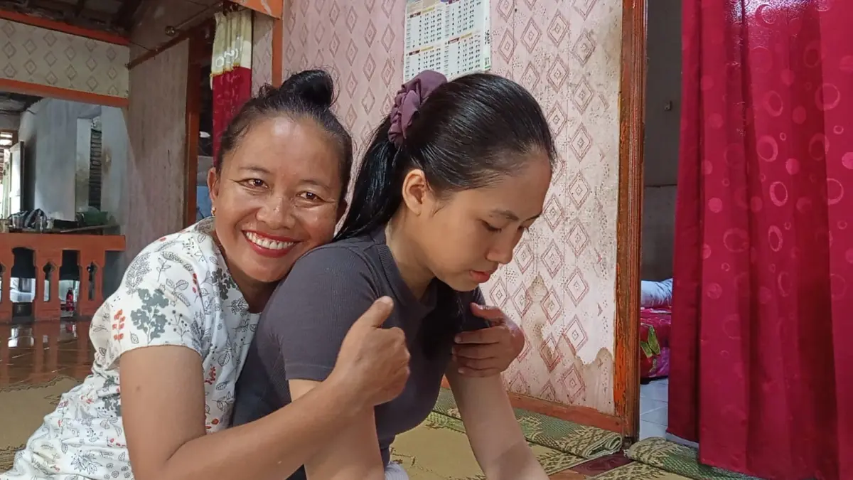 BERDUKA: Risma yang kehilangan satu keluarganya saat diperlukan saudaranya.