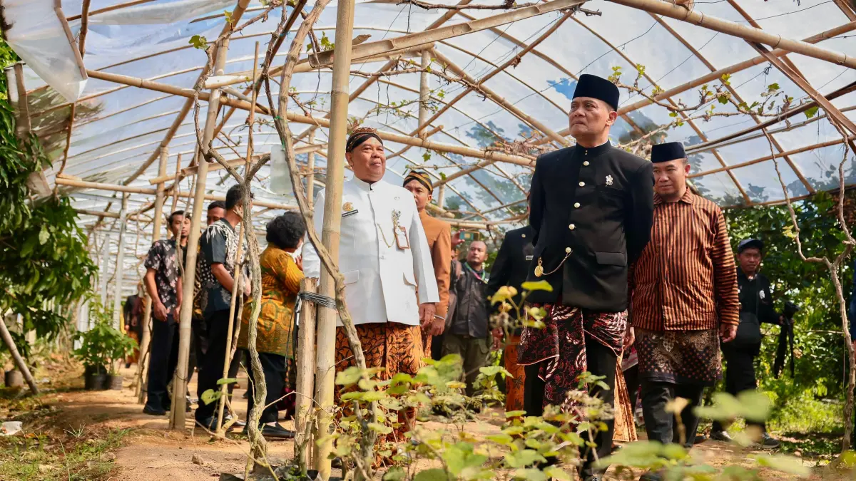 CEK KARYA SISWA: Gubernur Jawa Tengah Ahmad Luthfi memilih SMKN 1 Kedawung, Kabupaten Sragen, sebagai pusat upacara Hardiknas