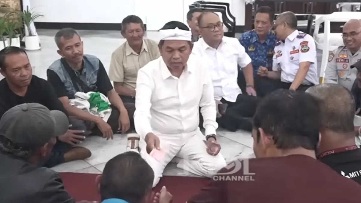 Ilustrasi Kang Dedi Mulyadi (KDM) saat memberikan sebagian rezeki kepada sopir angkot.