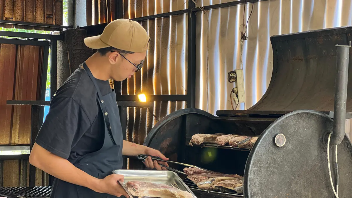 MASAK: Karyawan sedang mengasapi ikan tuna untuk dihidangkan kepada konsumen, kemarin. (ANDIKA TRISNA SAPUTRA/RADAR KUDUS)