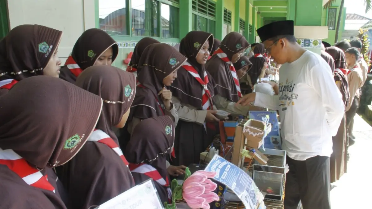 PENUH KREASI: Kepala MTsN 1 Jepara tengah meninjau stand berisi hasil mini riset dan project siswa, dalam momen peringatan Hardiknas pada Sabtu (2/5). (FIKRI THOHARUDIN/RADAR KUDUS)