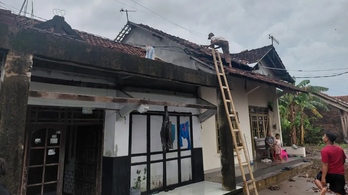 PERINGATAN: BPBD Kudus mengevakuasi material yang mengakibatkan rusaknya atap rumah warga dikarenakan hujan disertai angin kencang. (BPBD KUDUS untuk Radar Kudus)