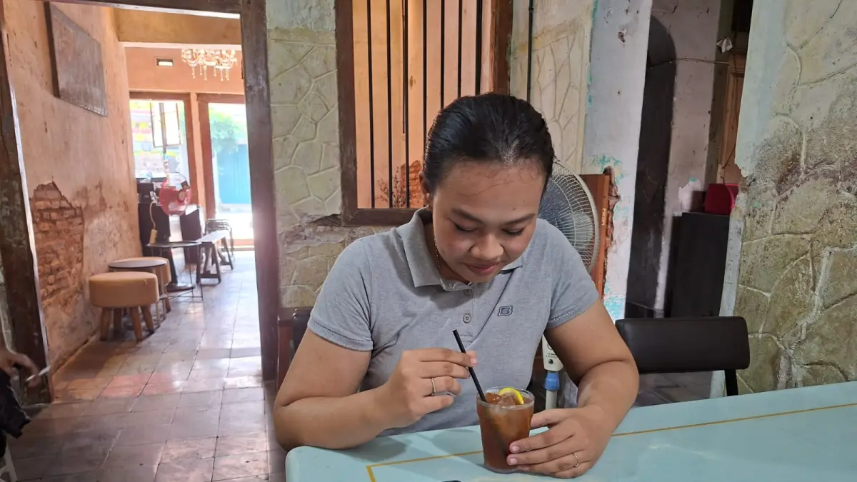 
SANTAI: Anak muda bersantai menikmati sore hari dengan memesan kopi lemon tanpa gula di sebuah kafe, kemarin.
 (ANDIKA TRISNA SAPUTRA/RADAR KUDUS)